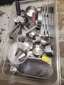 lot 3049 image: Measuring Utensils Lot