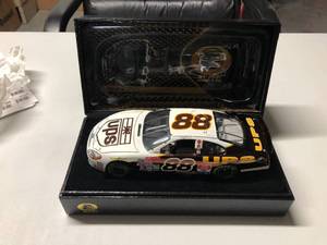 lot 1067 image: New In Box Dale Jarrett 124 Diecast Car #88  UPS 2001 Taurus Elite Color Chrome 1 of 2,004
