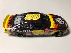 lot 1069 image: New In Box Dale Jarrett 124 Diecast Car #88  UPS 2001 Taurus