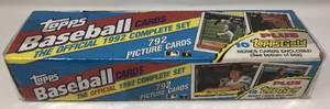 lot 1110 image: Complete Factory Sealed 1992 Topps Set - 792 Baseball Cards