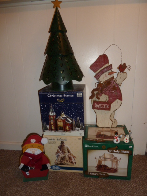lot 135 image: LOT OF NICE CHRISTMAS STUFF
