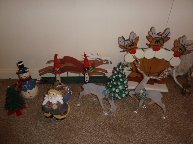 lot 341 image: VERY NICE LOT OF CHRISTMAS STUFF...see pics