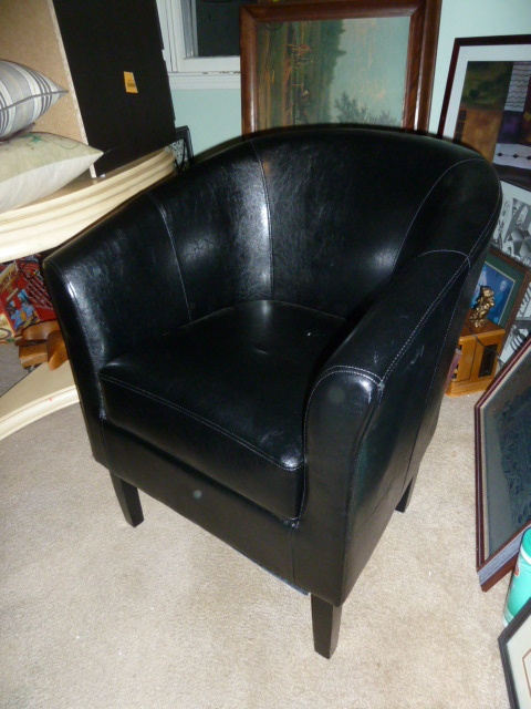 lot 321 image: BLACK BARREL CHAIR.  HAS A SMALL HOLE IN THE SEAT