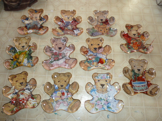 lot 369 image: BEAR SHAPED PLATES LOT