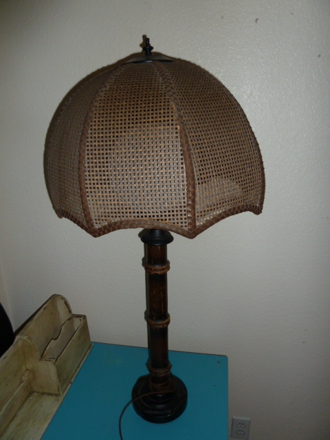 lot 420 image: UNUSUAL LAMP