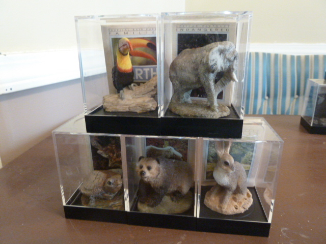 lot 433 image: LOT OF 5 MINIATURE ANIMAL FIGURES IN CASES