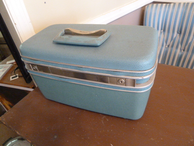 lot 432 image: VINTAGE SAMSONITE SILHOUETTE case