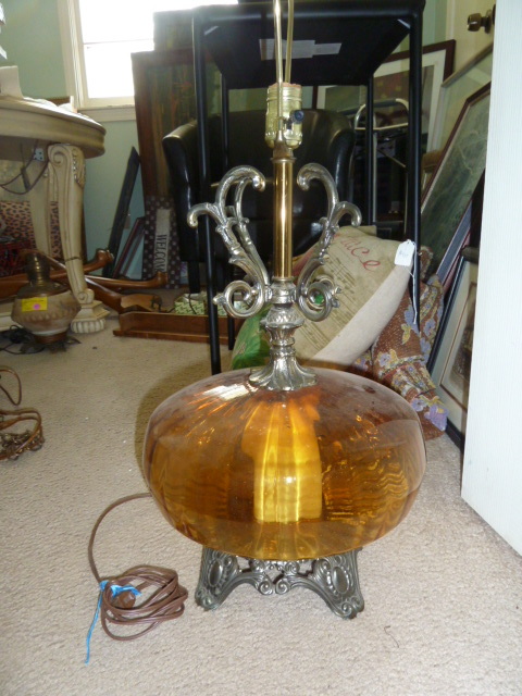 lot 427 image: RETRO AMBER LAMP