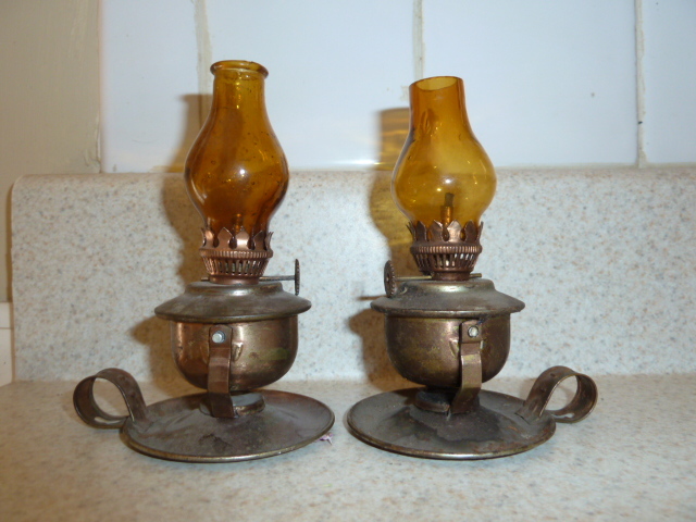 lot 482 image: PAIR OF 4 MATCHING OIL LAMPS WITH AMBER COLORED GLASS