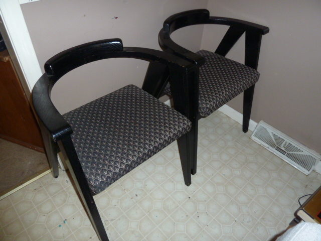 lot 529 image: PAIR OF BLACK WOOD CHAIRS with rounded backs & modern looking sides