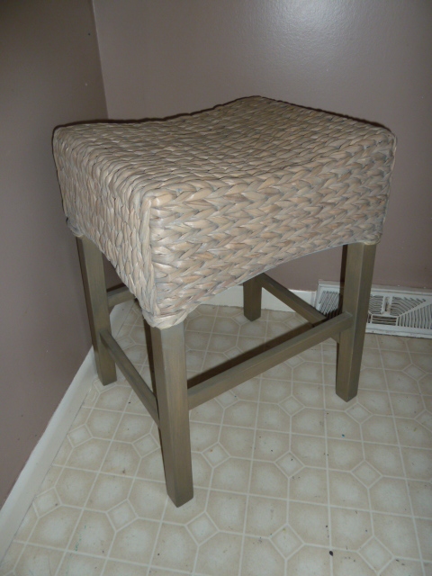 lot 527 image: BRAND NEW - WOVEN SADDLE STYLE BARSTOOL