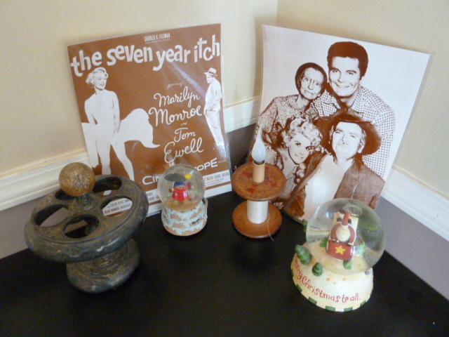 lot 651 image: RANDOM LOT...Spool Lamp, Snow Globes, etc...