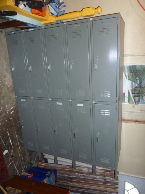 lot 12 image: LOCKER UNIT