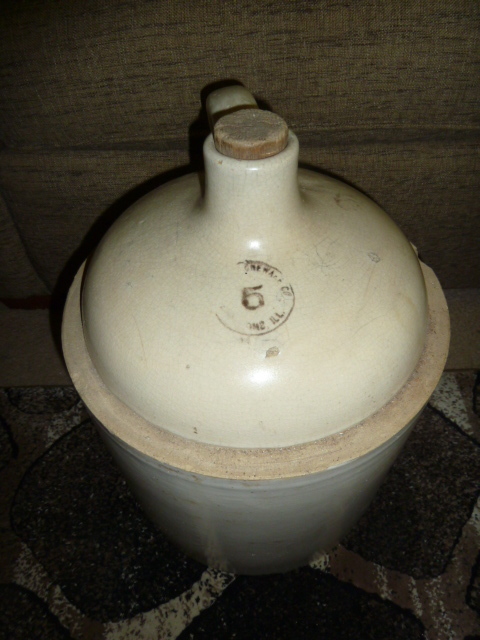 lot 4 image: 5 GALLON CROCKJUG with handle...see pics...one knick out of this piece.