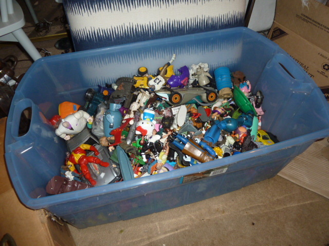 lot 211 image: HUGE TUB OF ACTION FIGURESTOYS
