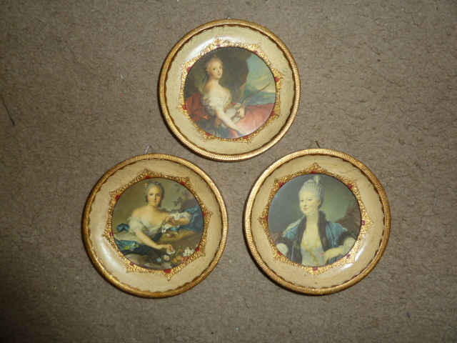lot 210 image: 3 CIRCULAR FRAMES with pictures of women in them.  MADE IN ITALY