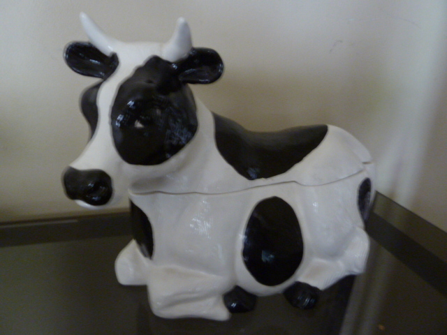 lot 209 image: COW COOKIE JAR