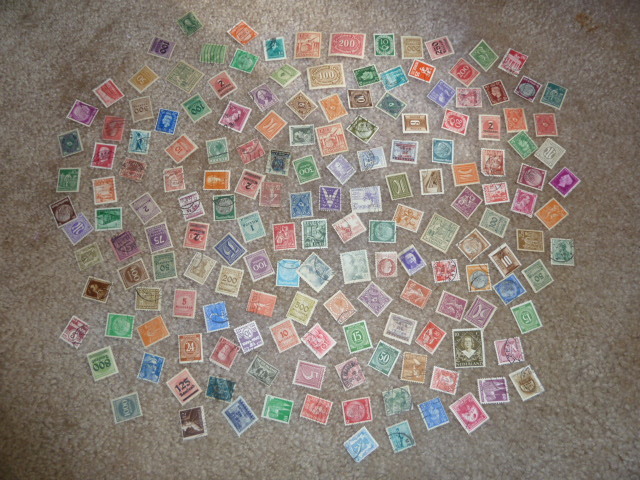lot 202 image: STAMP COLLECTORS DREAM - LOT OF VINTAGE STAMPS FROM AROUND THE WORLD