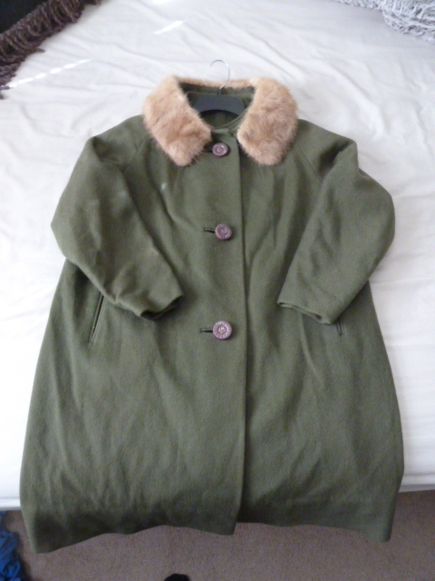 lot 266 image: VINTAGE WOMENS COAT...green