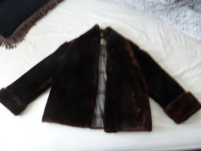 lot 265 image: VINTAGE WOMENS FAUX FUR COAT