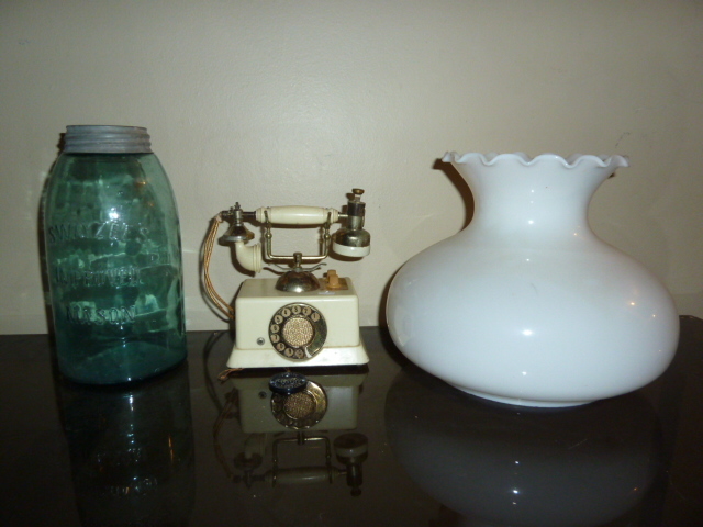 lot 293 image: PHONE RADIO, SWAYZEE GLASS JAR, HURRICANE STYLE LAMP SHADE