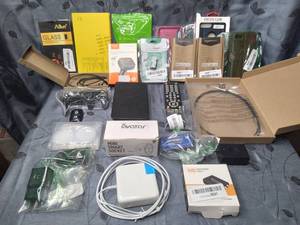 lot 53799 image: LOTS OF CORDSELECTRONICSIPHONE ACCESSORIES
