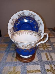lot 2051 image: Nice 3 Piece Lot Royal Albert Saucer And Teacup With Stand