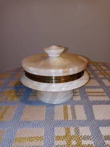 lot 2057 image: Beautiful Vintage Marble DishContainer With Attached Lid
