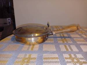 lot 2058 image: Vintage Metal Crumb Catcher With Wooden Handle In Excellent Condition