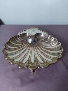 lot 2112 image: Silver Plated Shell Shaped Decorative Bowl with Fish Shaped Feet