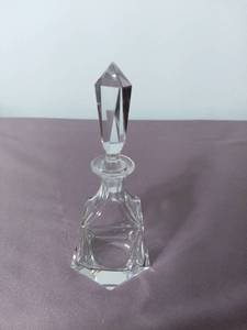 lot 2130 image: Small Crystal Glass Diamond Shaped Perfume Bottle