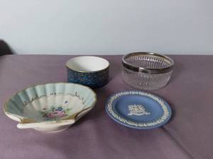 lot 2135 image: Lot of 4 Ceramic and Glass Plates and Dishes - City of London, Royal Worcester Fine Bone China