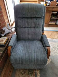 lot 2194 image: Lazy Boy Rocker Recliner