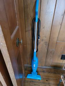 lot 3000 image: Blue Bissell Feather Weight Vaccum