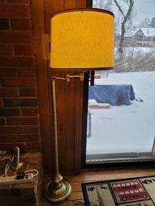 lot 3012 image: Brass Adjustable Floor Lamp