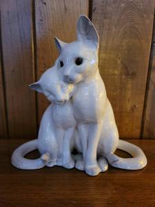 lot 3017 image: USA 32 Porcalin White Kitties Statue