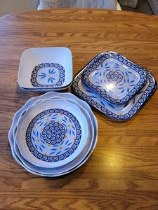 lot 3018 image: 11 Piece Plastic Temptation Set of Dishes