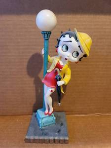 lot 3023 image: Betty Boop figurine Singing in the Rain. 1996 The Danbury Mint