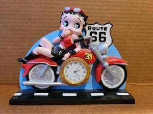 lot 3026 image: Quartz Betty Boop Desk Clock