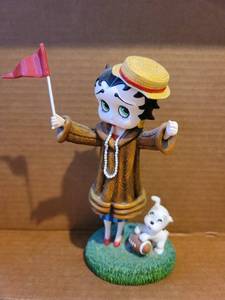 lot 3029 image: Go Team Go Betty Figurine - Minor Damage See Photos