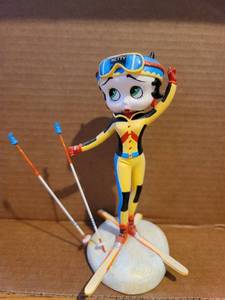 lot 3031 image: Ski Bunny Betty Boop Figurine - Missing Thumbs