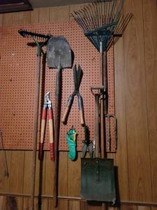 lot 9046 image: Lot of Garden Maintenence Tools