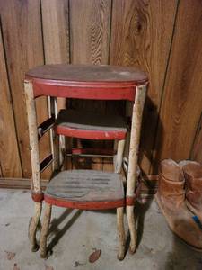 lot 9048 image: Costco Pull Out Step Stool