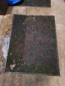lot 9051 image: Exterior Non Slip Garage Rug 47 x 36 inches