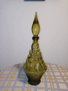 lot 2040 image: Vintage Beautiful Fruit Basket Designed Decanter