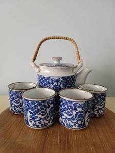 lot 2081 image: 5 Piece Vintage BlueWhite Saki Set