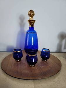 lot 2084 image: Cobalt Blue Decantwr with 3 Shooters - Decanter Lid is Cracked Needs Repair