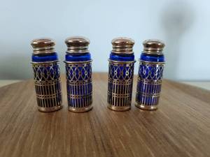 lot 2092 image: 2 Sets of Japanese Salt and Pepper Shakers - Blue Tone 8