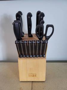 lot 2142 image: 17 Piece Cooks Wood Block Knives Set