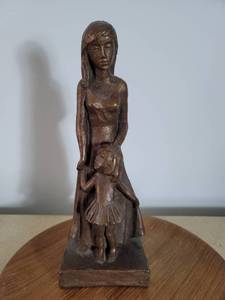 lot 2152 image: Vintage LEONARDO ART WORKS INC. 1967 Figurine Sculpture Mother w Daughter 12 inches tall